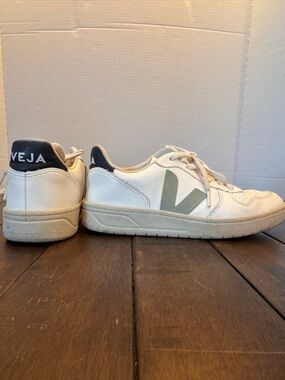 VEJA V-10 Low Top Light Blue White Sneakers Womens Size 8 39